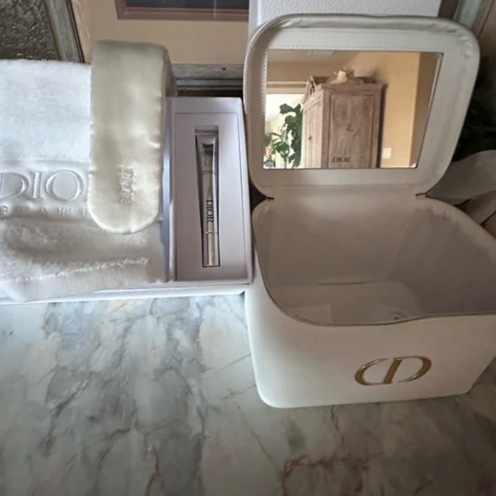 DIOR Platinum VIP Gift Set - Vanity Case + Towel + Hairband + Hyalushot NEW - Picture 6 of 7